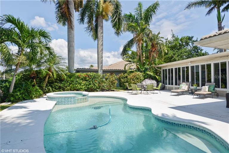 Photo 14 of 16 - 6332 Tanglewood Dr NE, Saint Petersburg, FL 33702