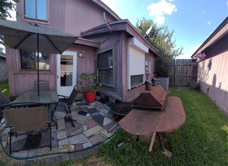 Photo 30 of 38 - 6450 Dellfern Dr, Houston, TX 77035