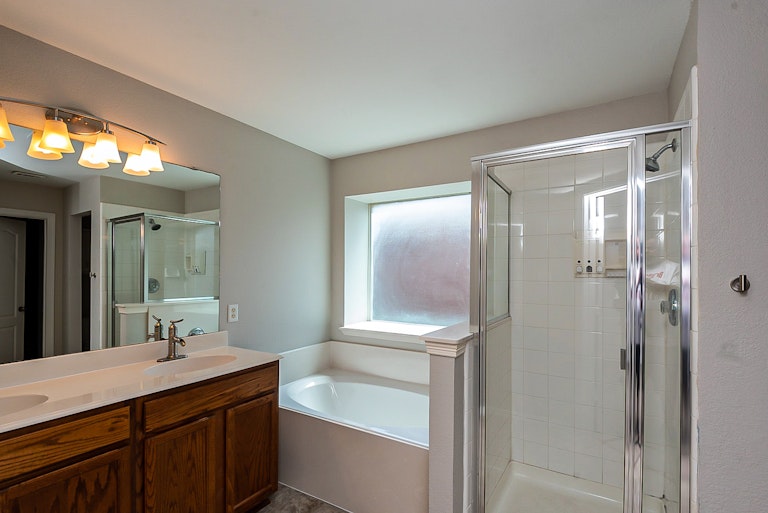 Photo 6 of 20 - 317 Oxford St, Burleson, TX 76028