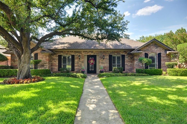Photo 1 of 39 - 3807 S Shadycreek Dr, Arlington, TX 76013