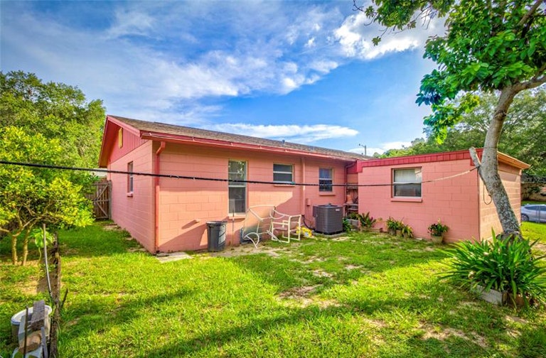 Photo 12 of 37 - 2202 Whitney Pl, Valrico, FL 33594
