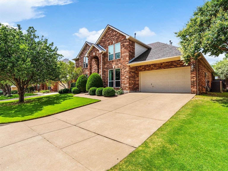 Photo 4 of 40 - 6916 Canyon Springs Rd, Fort Worth, TX 76132