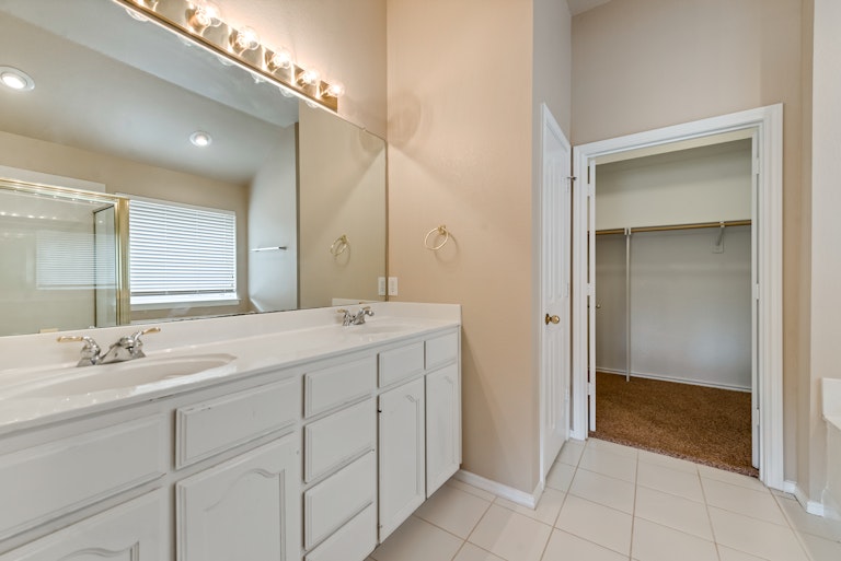 Photo 18 of 29 - 3954 Wisteria Ln, Haltom City, TX 76137