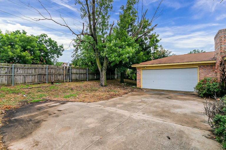 Photo 23 of 23 - 607 Dogwood Cir, Euless, TX 76039