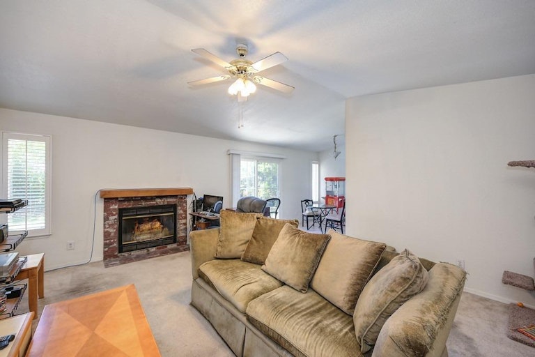 Photo 6 of 37 - 660 Tailwind Dr, Sacramento, CA 95838