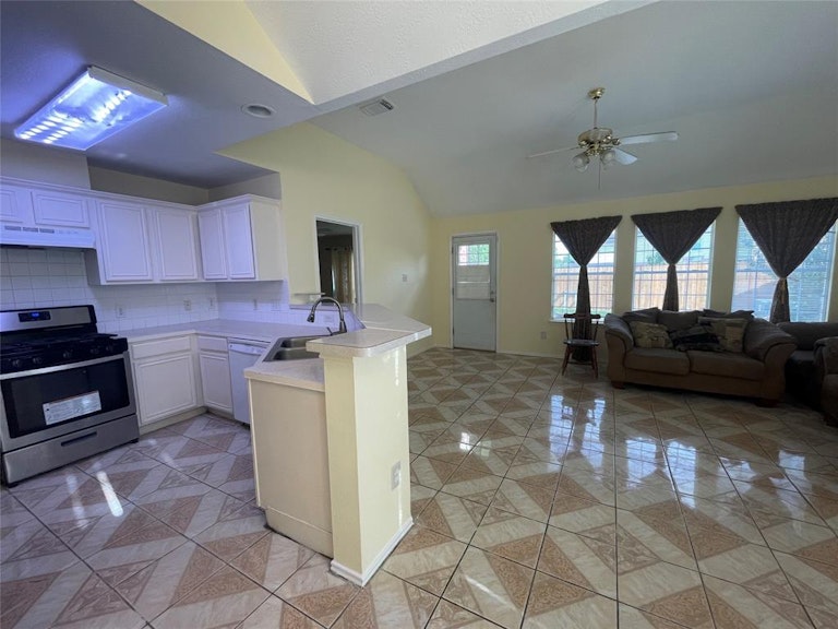 Photo 8 of 17 - 13103 Leader St, Houston, TX 77072