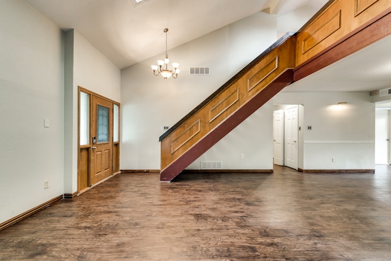 Photo 15 of 30 - 3421 Castle Rock Ln, Garland, TX 75044