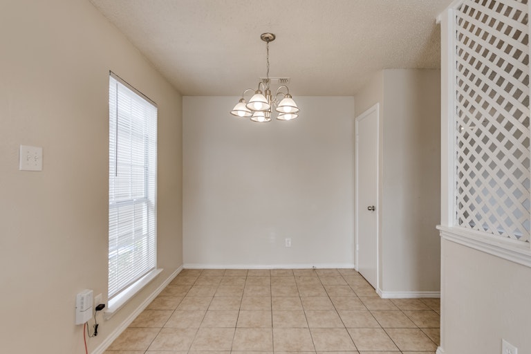 Photo 6 of 15 - 9911 Cedar Mountain Cir, Dallas, TX 75217