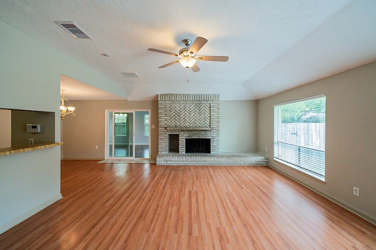 Photo 5 of 32 - 105 Greenshire Dr, League City, TX 77573