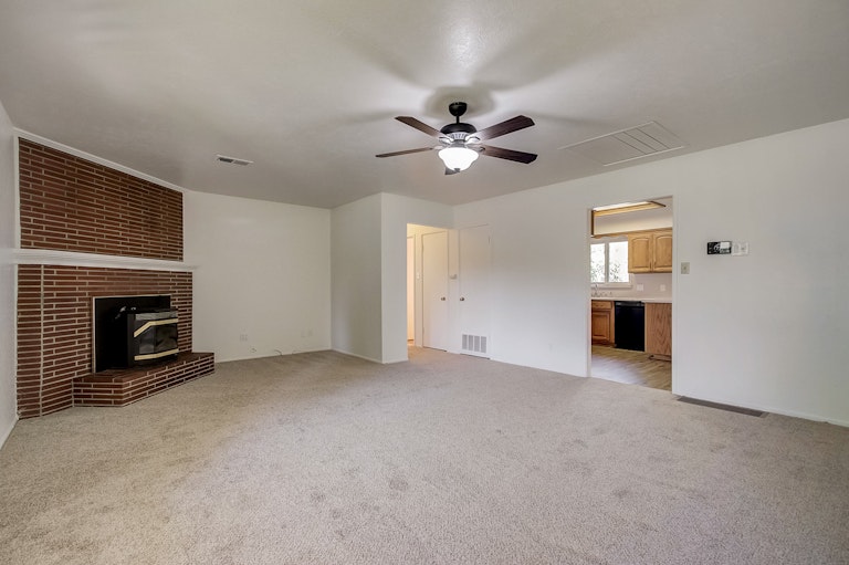 Photo 5 of 23 - 541 W D St S, Dixon, CA 95620