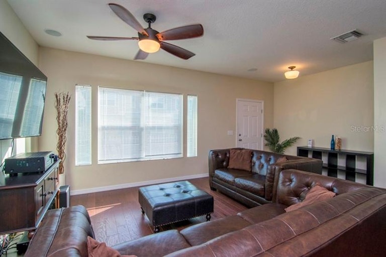 Photo 5 of 20 - 1287 Sawgrass St, Clearwater, FL 33755