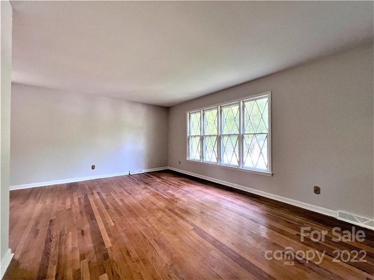Photo 14 of 33 - 7427 Meadowdale Ln, Charlotte, NC 28212