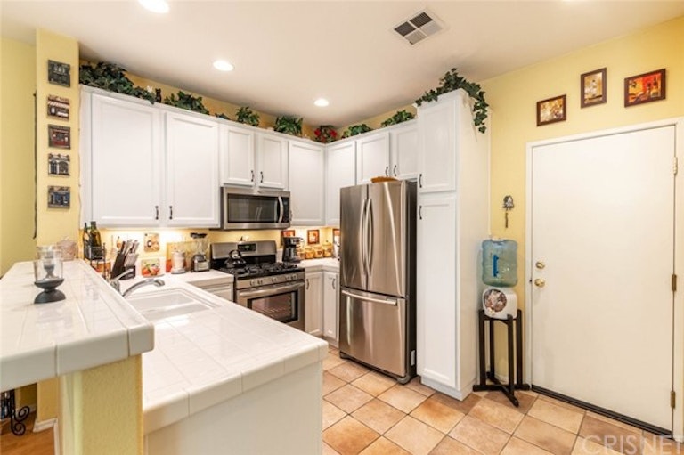 Photo 19 of 37 - 25773 Perlman Pl Unit F, Stevenson Ranch, CA 91381