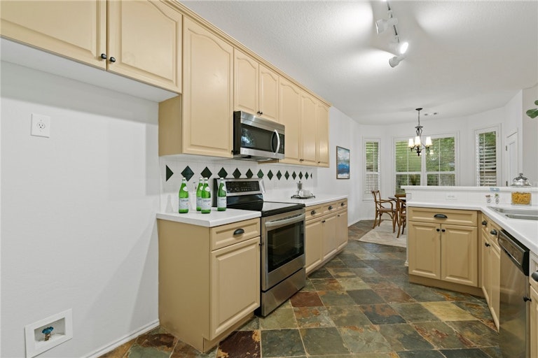 Photo 11 of 28 - 11800 Watercrest Ct, Austin, TX 78738