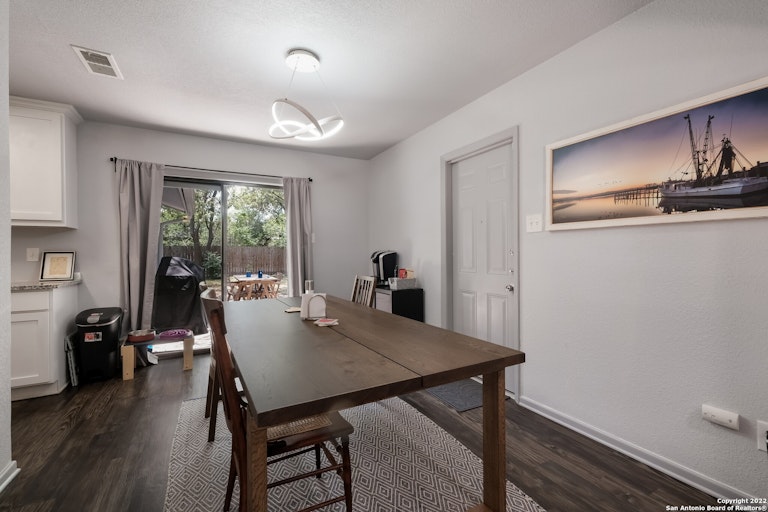 Photo 6 of 22 - 7434 Fieldgate Dr, San Antonio, TX 78227