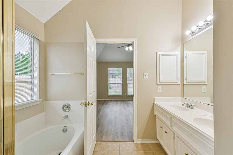 Photo 17 of 21 - 3715 Parkshire Dr, Pearland, TX 77584