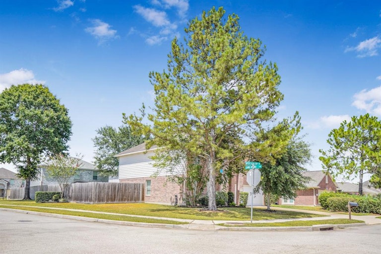 Photo 5 of 42 - 403 Mystic Glen Loop, Kingwood, TX 77339