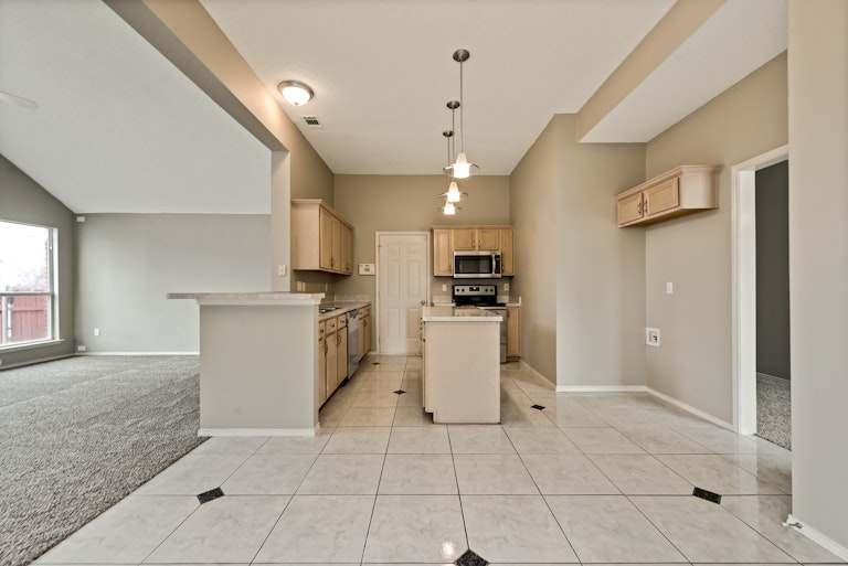 Photo 11 of 26 - 812 Pebble Ridge Dr, Lewisville, TX 75067