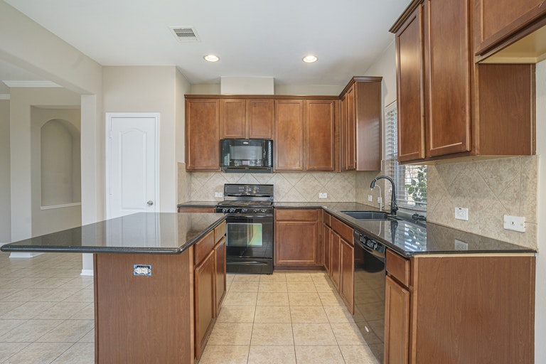Photo 7 of 17 - 1315 Lucas St, Pearland, TX 77581