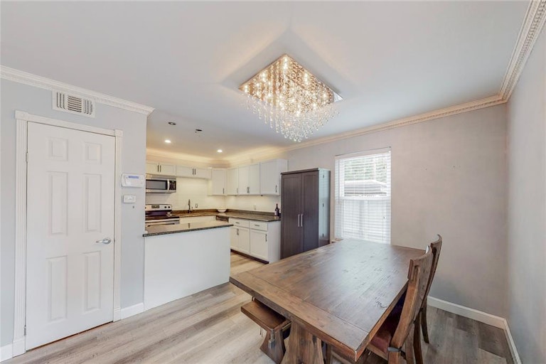 Photo 10 of 28 - 5021 N Hall St, Dallas, TX 75235