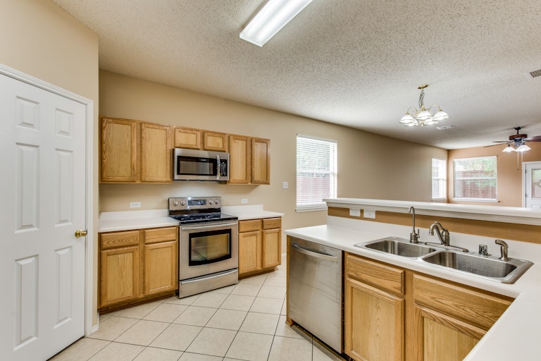 Photo 12 of 31 - 7900 Seven Oaks Ln, Denton, TX 76210