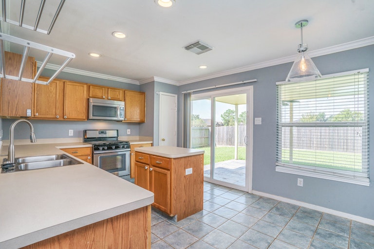 Photo 4 of 19 - 3414 Wheatstalk Ln, Pearland, TX 77581