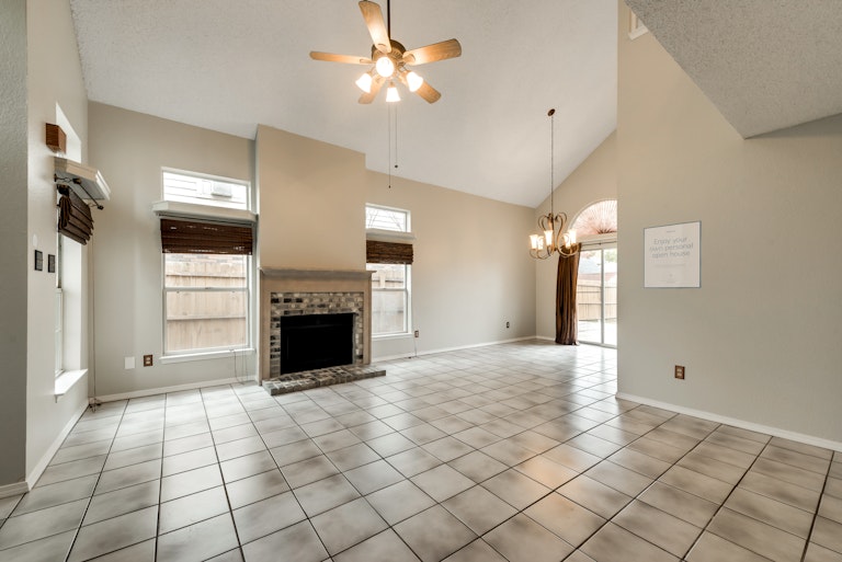 Photo 2 of 23 - 1105 Cherrytree Dr, Arlington, TX 76001