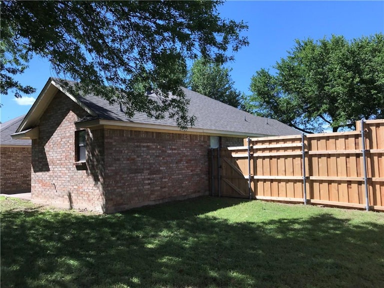 Photo 27 of 30 - 516 Tealridge Ln, Desoto, TX 75115