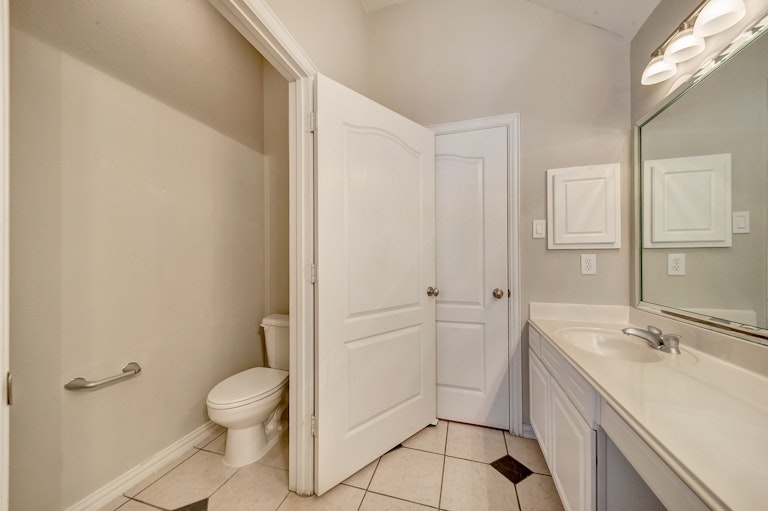 Photo 19 of 32 - 1105 NW Renfro St, Burleson, TX 76028