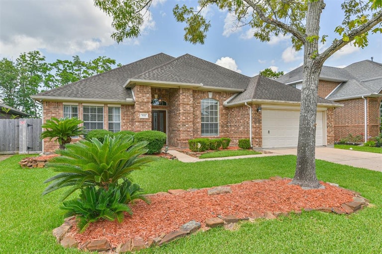 Photo 2 of 41 - 3111 Genessee Creek Ln, Friendswood, TX 77546