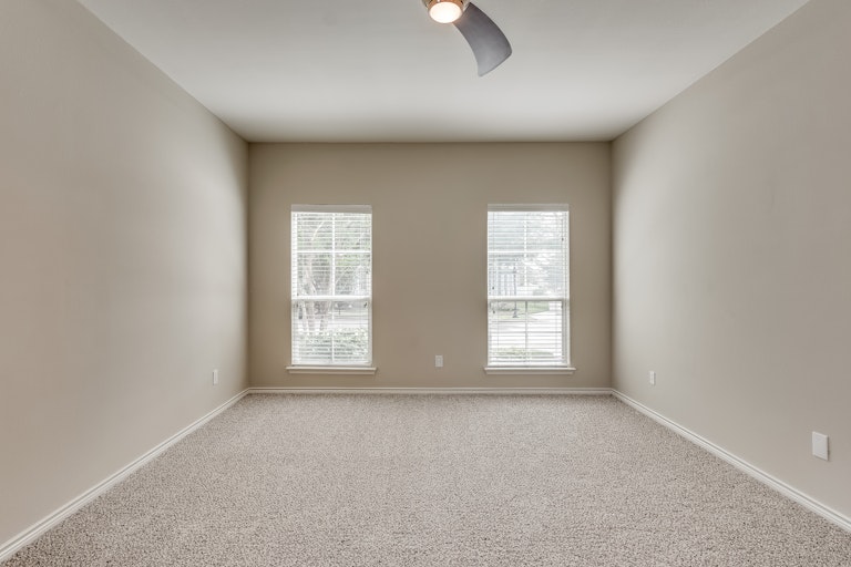Photo 15 of 28 - 905 Charleston Ln, Savannah, TX 76227