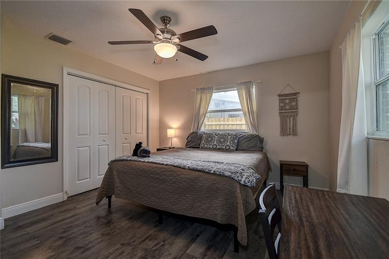 Photo 12 of 25 - 1625 Madrid Dr, Largo, FL 33778