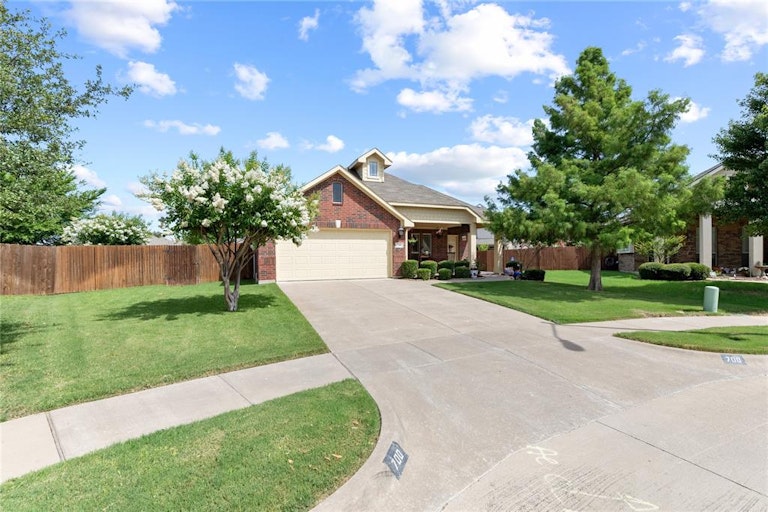 Photo 3 of 37 - 700 Glenview Dr, Mansfield, TX 76063
