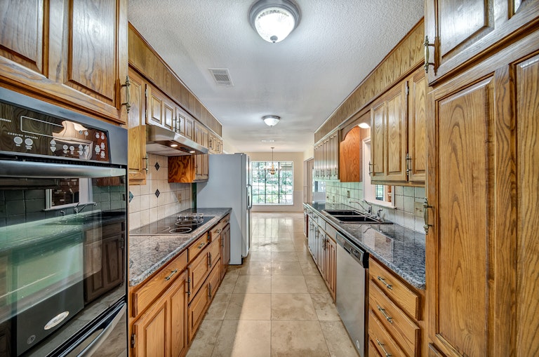 Photo 2 of 32 - 2233 Stafford Dr, Arlington, TX 76012