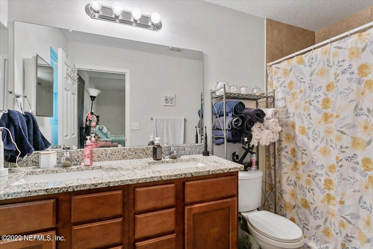 Photo 10 of 17 - 4507 Glendas Meadow Dr, Jacksonville, FL 32210