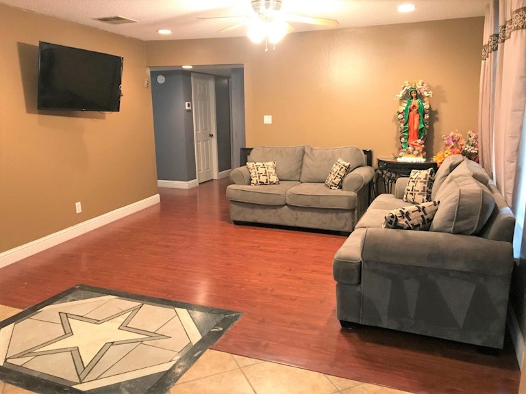 Photo 2 of 19 - 704 Barbara Way, Woodland, CA 95776