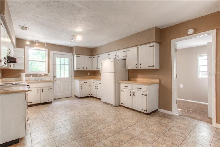 Photo 14 of 21 - 416 Garland Ave, Seffner, FL 33584