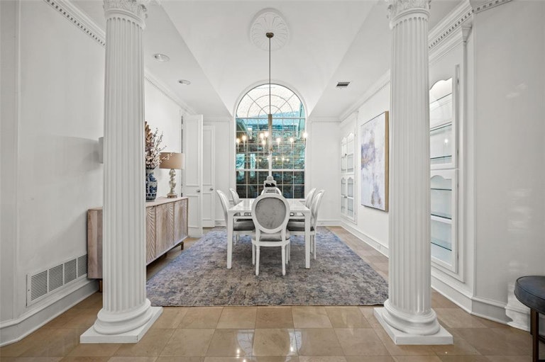 Photo 9 of 35 - 13703 Creekside Pl, Dallas, TX 75240