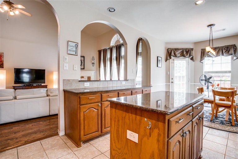 Photo 12 of 38 - 5803 Lone Rock Rd, Frisco, TX 75036