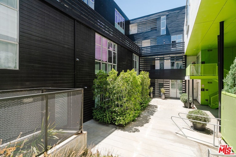 Photo 5 of 34 - 825 N Kings Rd #8, West Hollywood, CA 90069