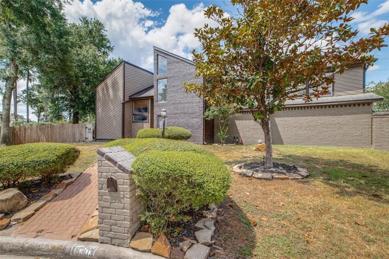Photo 3 of 36 - 18303 Running Vine Ln, Spring, TX 77379