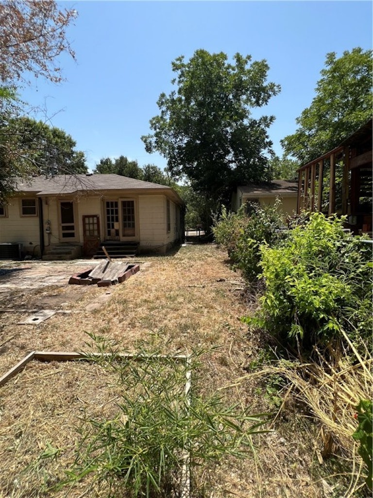 Photo 15 of 37 - 1800 Alguno Rd, Austin, TX 78757