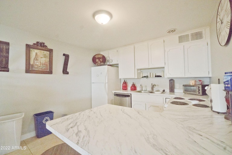 Photo 10 of 38 - 3556 W Meadowbrook Ave, Phoenix, AZ 85019
