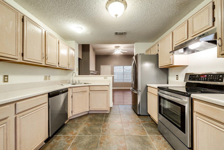Photo 4 of 30 - 2516 Helen Ln, Mesquite, TX 75181