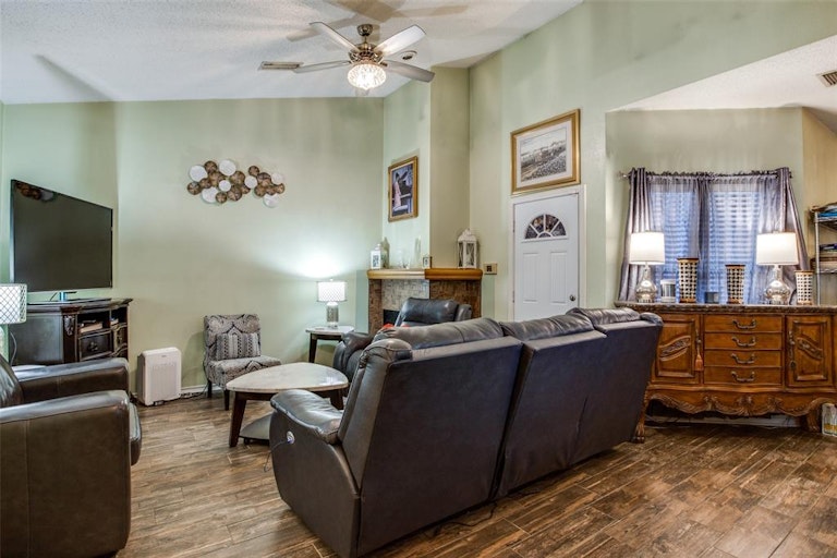 Photo 3 of 22 - 3929 Hearthstone Dr, Mesquite, TX 75150