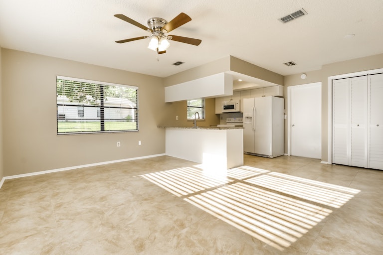 Photo 14 of 27 - 1195 Glowood Ave, Spring Hill, FL 34609