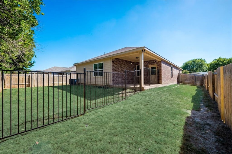 Photo 10 of 27 - 1112 Bluffview Dr, Hutchins, TX 75141