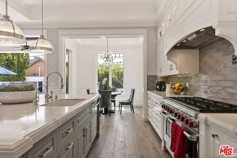 Photo 8 of 53 - 10526 Ohio Ave, Los Angeles, CA 90024