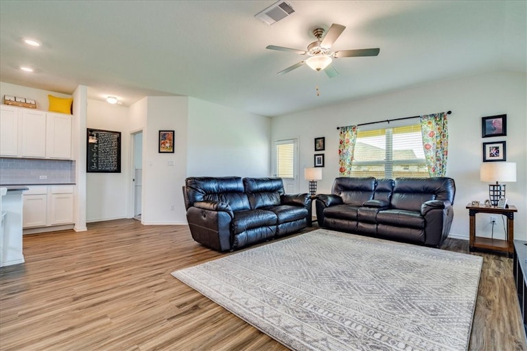 Photo 9 of 27 - 1100 Nokota Bnd, Georgetown, TX 78626