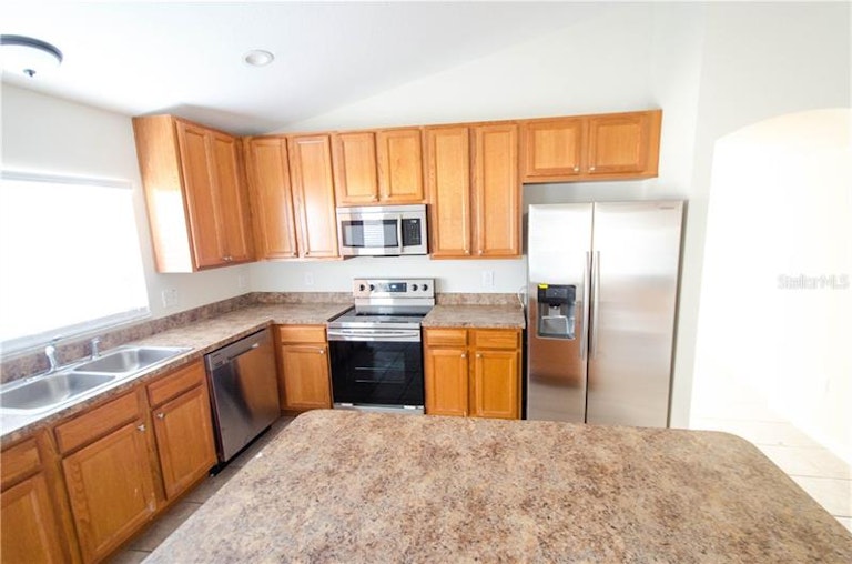 Photo 10 of 25 - 812 Barclay Wood Dr, Ruskin, FL 33570